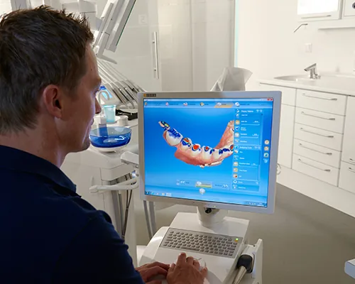 Tannlege designer en porselenskrone i Cerec-programvaren hos Tannklinikken Marisol & Kaldheim